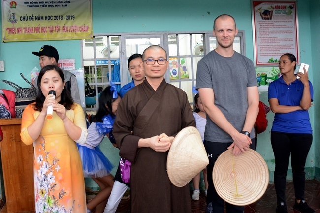 Giving gift portions to pupils on the occasion of Mid-Autumn Festival